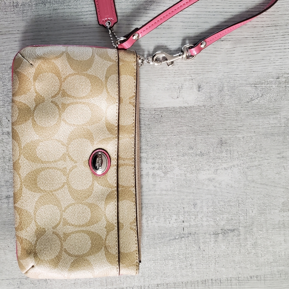 Coach tan & pink wristlet, outer pocket&zipper, inside 2 pockets, 6 cc slots.